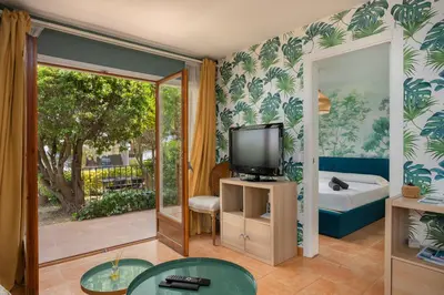 Una televisión o centro de entretenimiento en Apartament amb vista al mar reformat, al Golfet