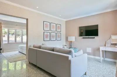 Una televisión o centro de entretenimiento en Van der Valk Hotel Barcarola