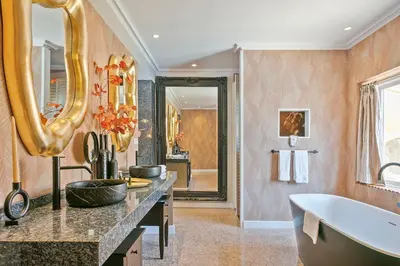 Un baño de Van der Valk Hotel Barcarola