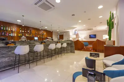 Una televisión o centro de entretenimiento en Hotel Delfín 4 Sup