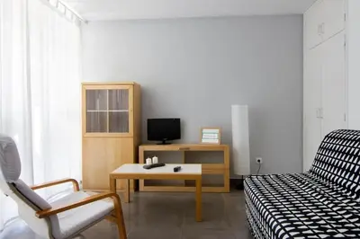 Una televisión o centro de entretenimiento en Cute tiny flat near the beach and city center