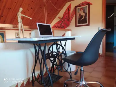 Una televisión o centro de entretenimiento en Chalet Entre Parques Naturales