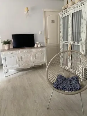 Una televisión o centro de entretenimiento en Casita Boutique en la playa