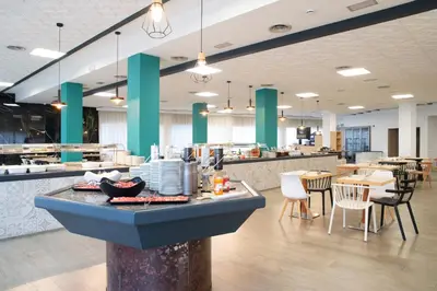 Un restaurante o sitio para comer en Hotel Lloret Santa Rosa by Pierre & Vacances