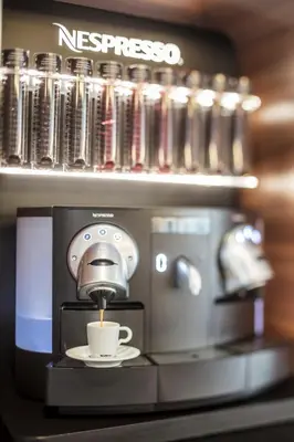 Utensilios para hacer té y café en AQUA Hotel Aquamarina & Spa