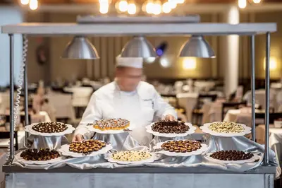 Comida en o cerca de este hotel