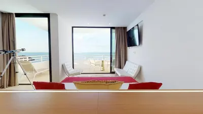 Una televisión o centro de entretenimiento en Gran Hotel Reymar 4 Sup