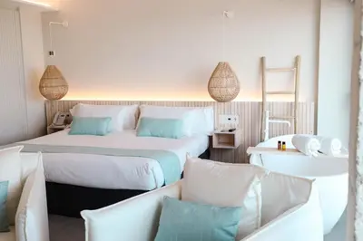 Cama o camas de una habitación en KAKTUS Hotel Kaktus Playa