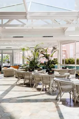 Un restaurante o sitio para comer en KAKTUS Hotel Kaktus Playa