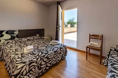 Cama o camas de una habitación en Can Bugantó - amplia casa con piscina y jardín