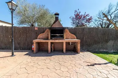 Barbacoa disponible para clientes en la casa o chalet