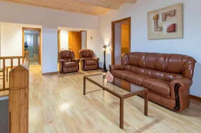 Zona de estar de Can Bugantó - amplia casa con piscina y jardín