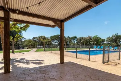 Piscina en o cerca de Can Bugantó - amplia casa con piscina y jardín
