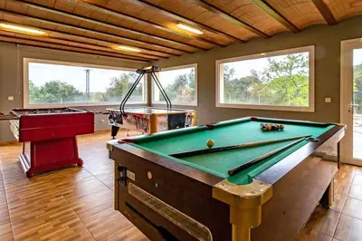 Mesa de billar en Can Bugantó - amplia casa con piscina y jardín