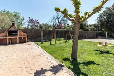 Jardín al aire libre en Can Bugantó - amplia casa con piscina y jardín
