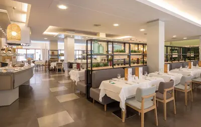 Un restaurante o sitio para comer en AQUA Hotel Bertran Park