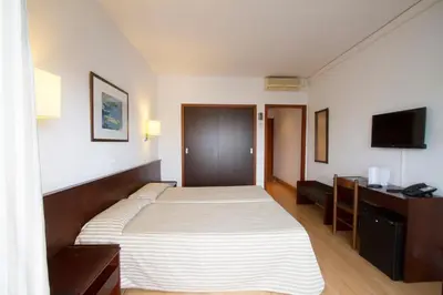 Una televisión o centro de entretenimiento en Hotel Gran Garbi & AquaSplash