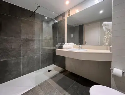 Un baño de Hotel Gran Garbi & AquaSplash