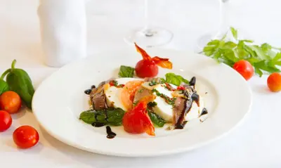 Comida en o cerca de este hotel