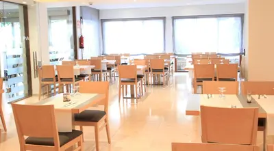 Un restaurante o sitio para comer en Hotel Garbi Park & AquaSplash