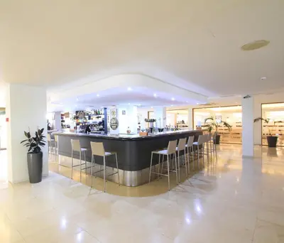 Un restaurante o sitio para comer en Hotel Garbi Park & AquaSplash