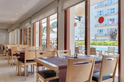 Un restaurante o sitio para comer en Hotel Garbi Park & AquaSplash