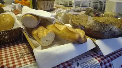 Comida en o cerca de este hotel