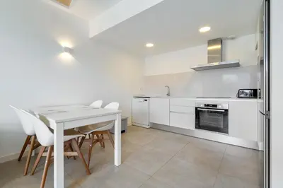 Una cocina o zona de cocina en Hauzify I Apartament Jardins d'Aro