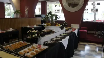 Comida en o cerca de este hotel