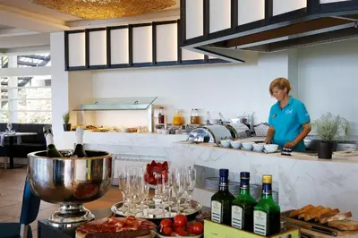 Comida en o cerca de este hotel