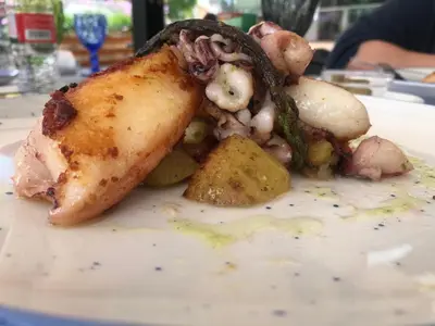 Comida en o cerca de este hotel