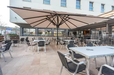 Un restaurante o sitio para comer en Hotel Palau de Girona