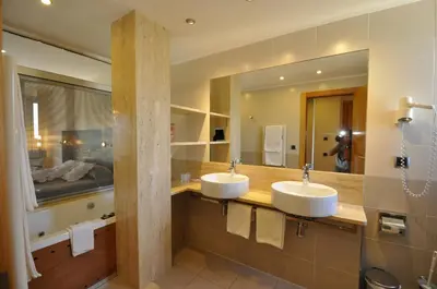 Un baño de Hotel Palau de Girona