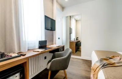 Una televisión o centro de entretenimiento en Peninsular