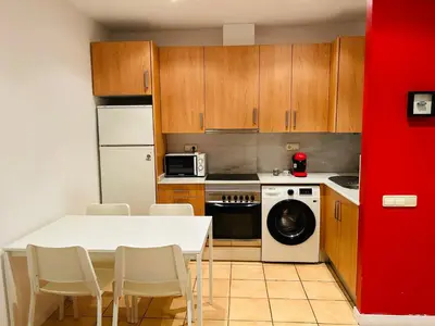 Una cocina o zona de cocina en Céntrico apartamento a 150 metros de la playa. Parking*