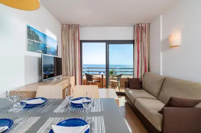Una televisión o centro de entretenimiento en Almirall Apartaments