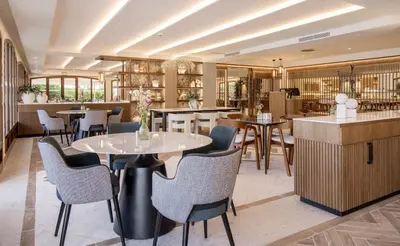 Un restaurante o sitio para comer en Ilunion Caleta Park
