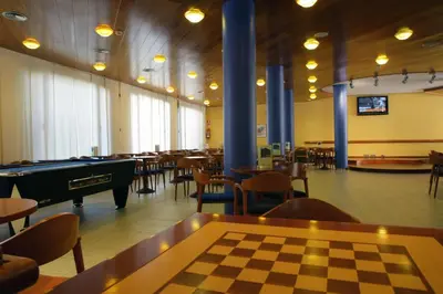 Un restaurante o sitio para comer en Fenals Garden