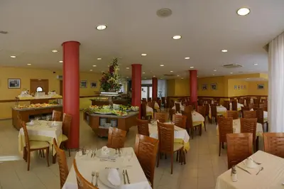 Un restaurante o sitio para comer en Fenals Garden