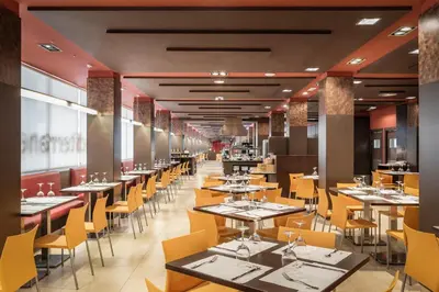 Un restaurante o sitio para comer en ALEGRIA Plaza Paris & Spa 4 SUP