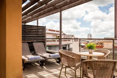 Un balcón o terraza de ALEGRIA Plaza Paris & Spa 4 SUP