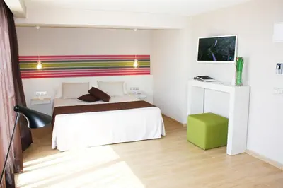 Una televisión o centro de entretenimiento en ALEGRIA Plaza Paris & Spa 4 SUP