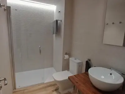 Un baño de Piso Allada 1 Ref 1195
