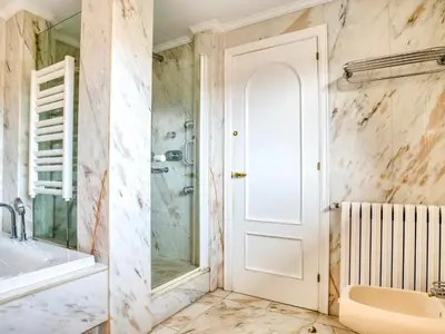 Un baño de Piso Lux Gavina