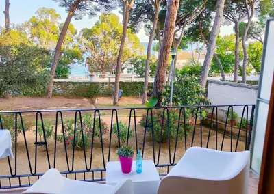 Un balcón o terraza de Apartamento con AMPLIA TERRAZA Y VISTAS AL MAR a 150 metros de la playa