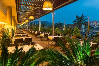 Un restaurante o sitio para comer en Costa Encantada Suites & Resort