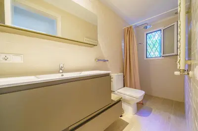 Un baño de By The Sea Lujo Frente al Mar Piscina Aire Acondicionado