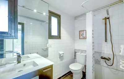 Un baño de 3 Bedroom Lovely Home In Breda
