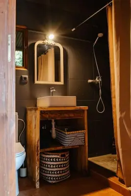 Un baño de LAS GLICINIAS casa rural en el campo