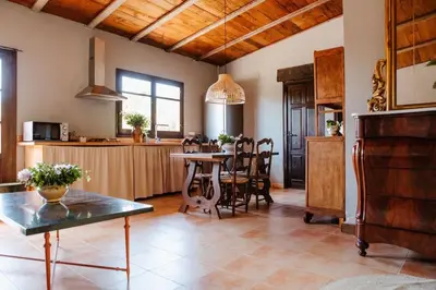 Una cocina o zona de cocina en Las HORTENSIAS casa rural en el campo